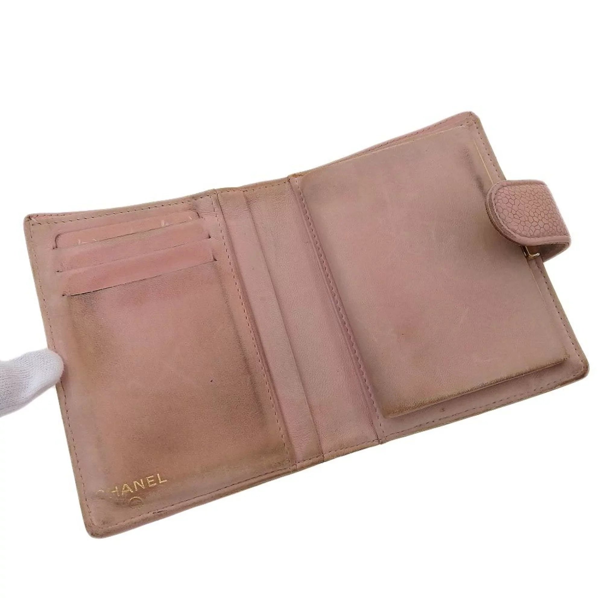 Pre-Owned Chanel CHANEL fold wallet with gama mouth caviar skin pink A13497 seal 8 series coco mark logo (Fair)